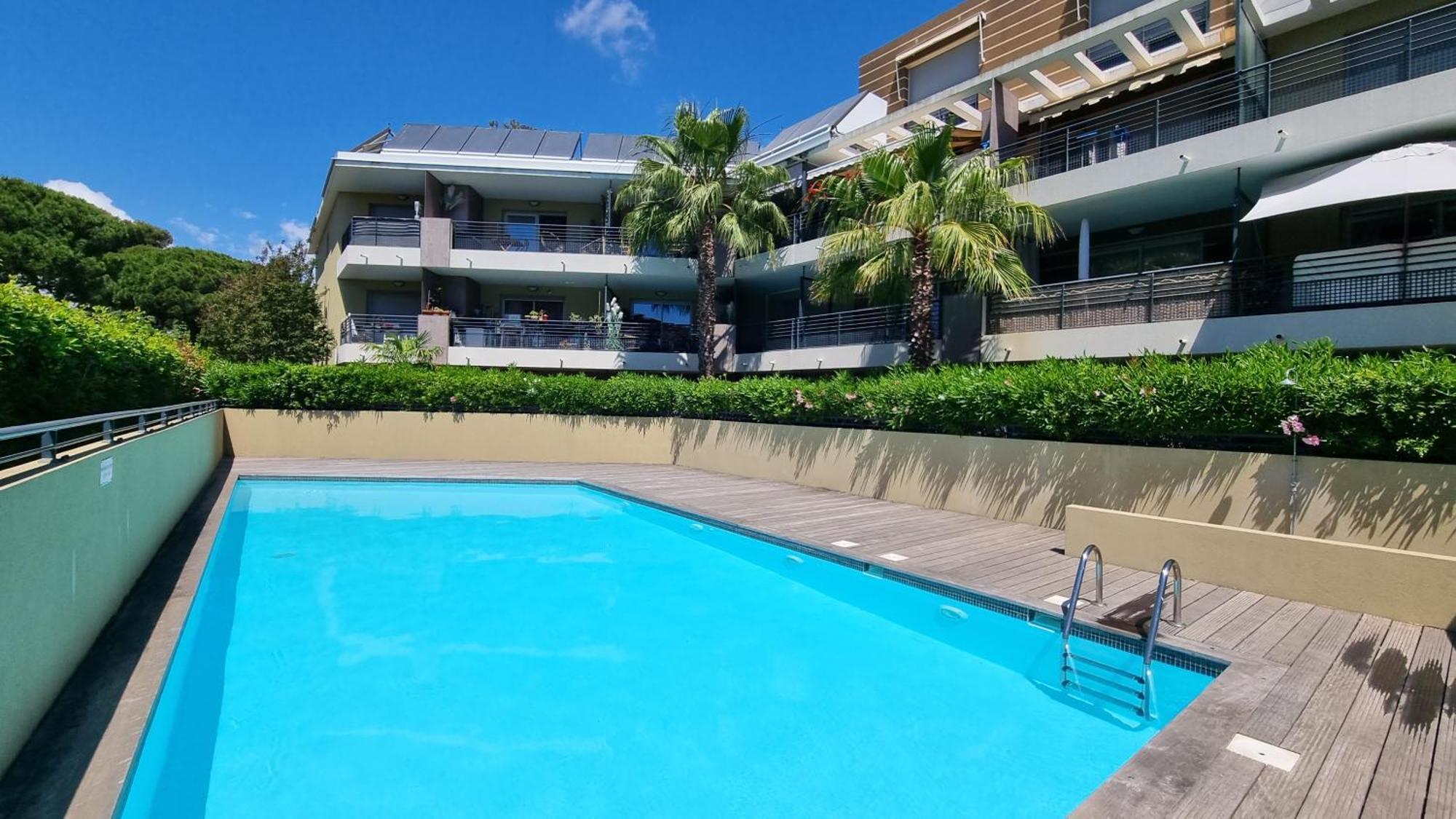 Le Familial, Piscine Et Garage